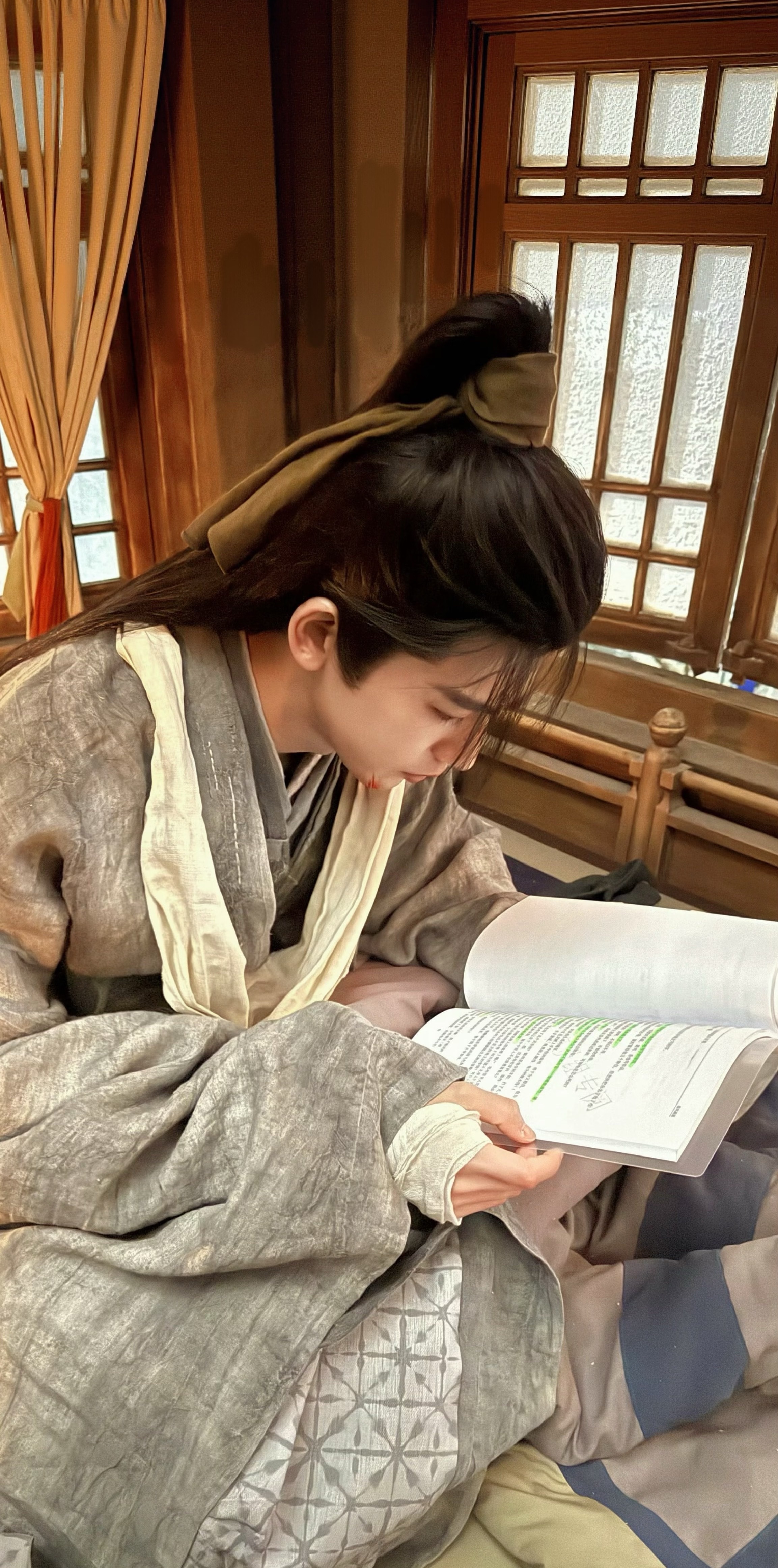 张凌赫双平台站内角色播前破亿张凌赫真的把武安侯谢征的破碎感和苏感拿捏了！战损妆