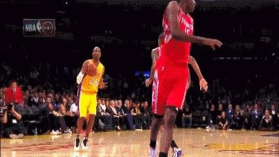 乍一看你肯定觉得这是科比一个平平无奇的扣篮可场上的人心里都清楚，这球没那么简单