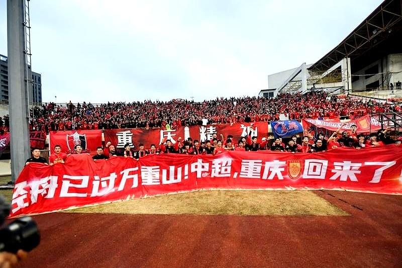 最近有人调侃铜梁龙队：“刚冲超就敢搞大动作？”但玩笑归玩笑，新球场的配置简直