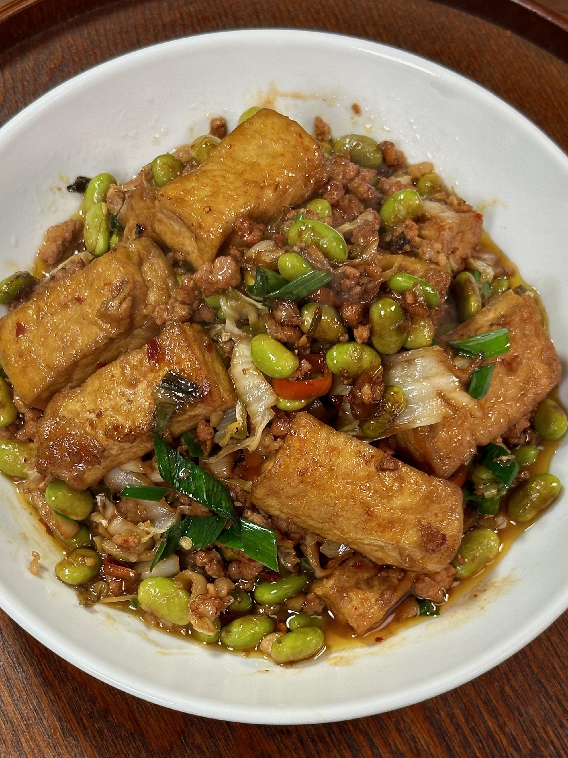 下班回家懒得折腾，试试毛豆炒酸菜豆腐，再搭配点五花肉末，几分钟搞定！酸菜是老妈