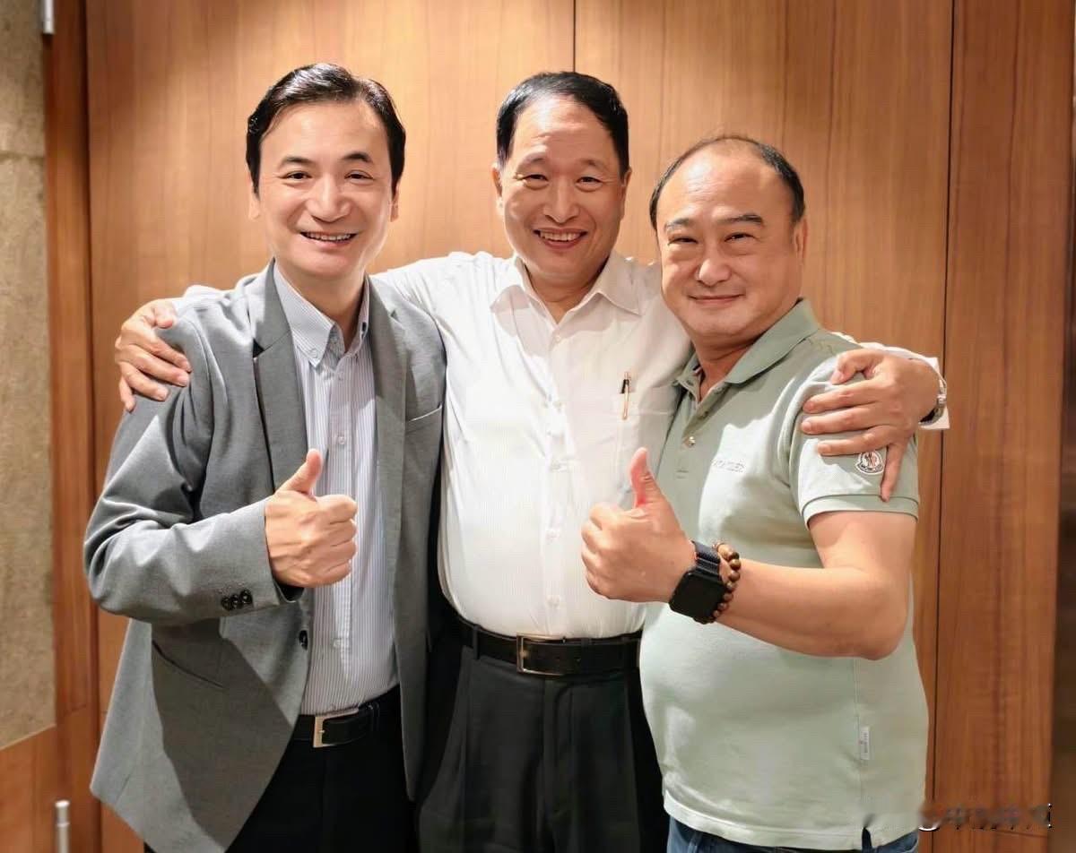 台退役将领张延廷今（25日）在脸书发文表示，参加活动时碰到台大杨永明老师及彰化县