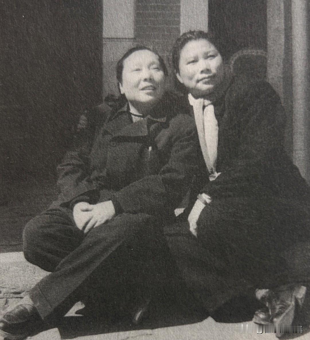 20世纪50年代，李伯钊与康克清（右）合影。​两人都亲身经历了万里长征的生死考验