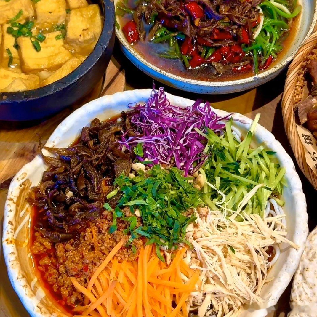 生活手记碳水和肉肉双双到位的快乐晚餐✨一桌热乎家常菜，捆扎肉蘸鲜辣蘸水、砂锅嫩
