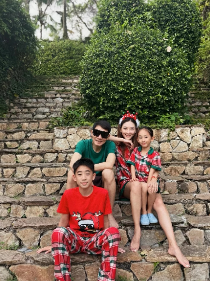 基因很奇怪，陈小春一家四口，采儿颜值谁也没继承。老二根外婆长得一模一样，一家