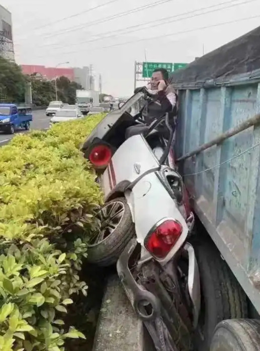 人员一点事都没有，你就说国产车牛不牛吧?