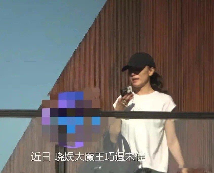 宋佳带妈妈参观工作室，母女俩眉眼神似，走路姿势一模一样好温馨。日前：狗仔在宋佳工