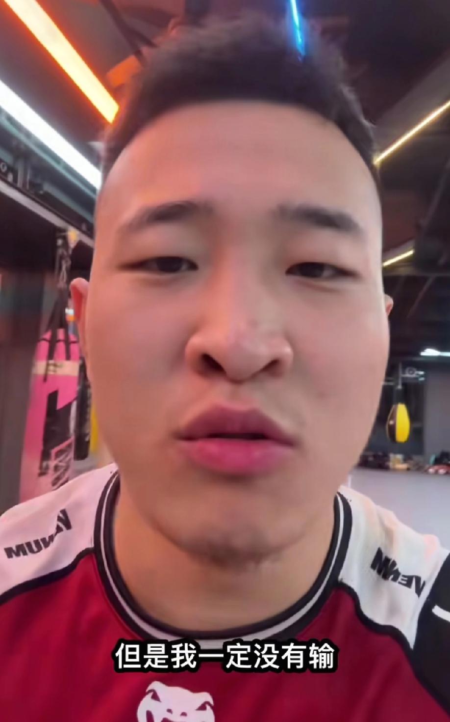 男子在网上叫嚣“一个人可以打100个广西仔”，结果在擂台上被广西柳州的一拳手不到