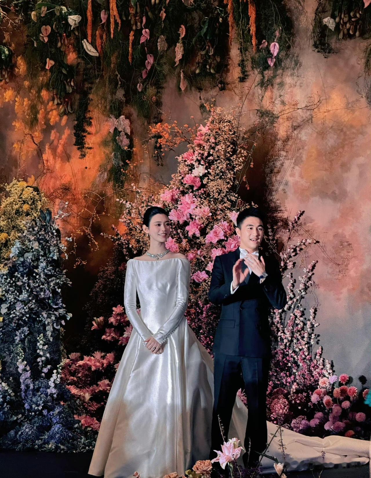 9月28日日，奚梦瑶何猷君，把答谢宴办成了婚宴，奚梦瑶穿了古堡婚礼的同一件婚纱，