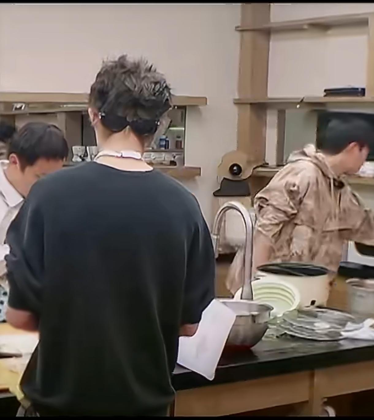 没想到一档火锅综艺，竟让王鹤棣和吴泽林因为一口鸳鸯锅闹出乌龙名场面。两人备