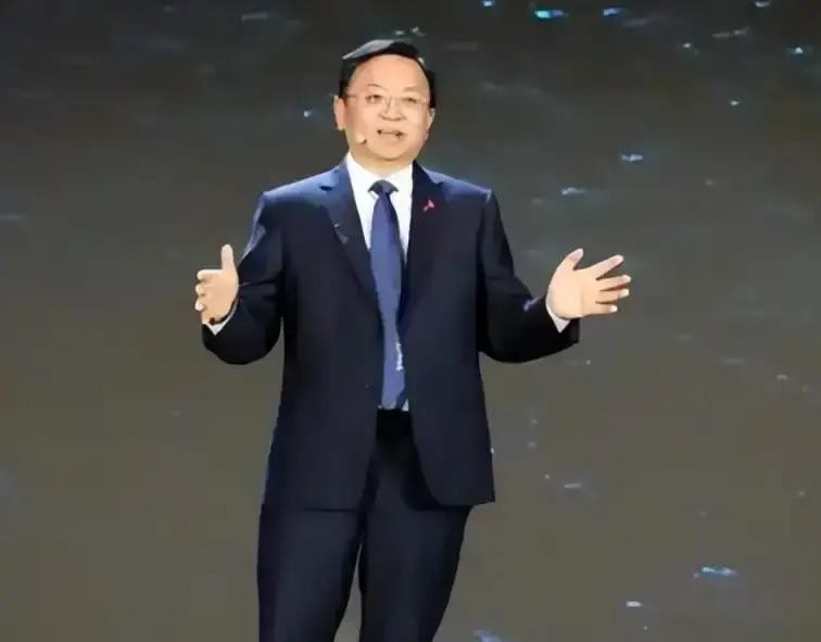 王传福的童年是苦水里泡大的，他13岁丧父，15岁丧母，原本热闹的家，只剩他和哥哥王传方相依为命，那时