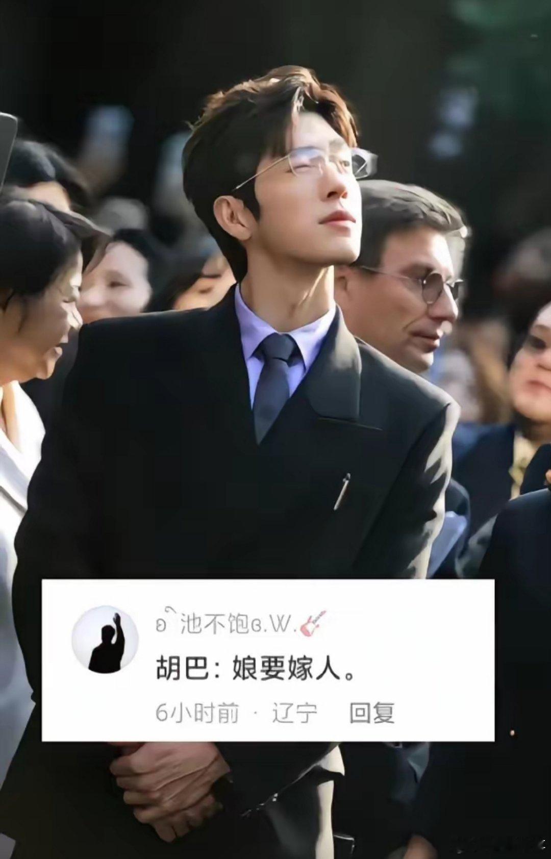 井柏然一直是氛围感十足的老来俏类型，气质温润又自带成熟格调，如今正是颜值与气质并