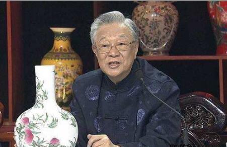 演播厅的聚光灯突然暗了半秒，蔡国声手里的话筒“哐当”砸在桌面上。刚才还在夸夸