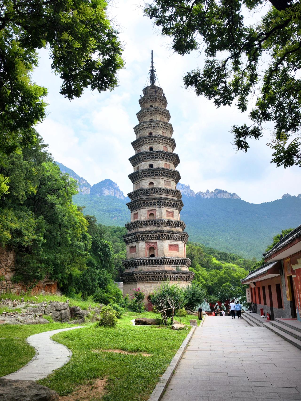 灵岩寺绝对能排的上济南名胜古迹榜首了吧？既有真古迹，又能旅游体验感，就是离着市区