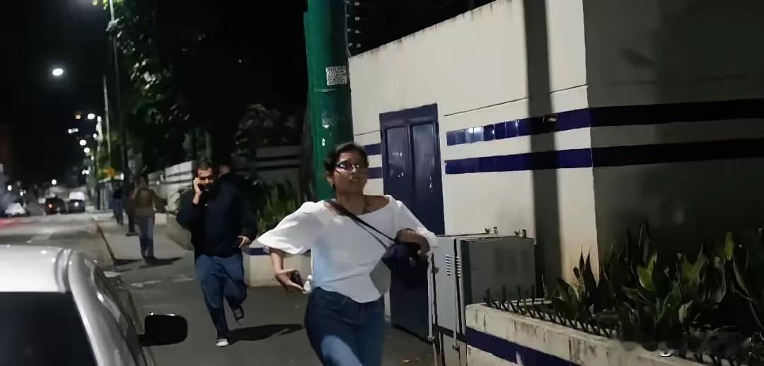 凌晨三点，马杜罗在军营里被三角洲部队从被窝拽出来的时候，估计还以为是部下叛变。结