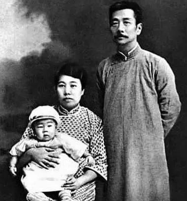 1929年，鲁迅避孕失败，儿子出生了。一直想丁克的他，看到儿子第一眼，忍不住撇嘴