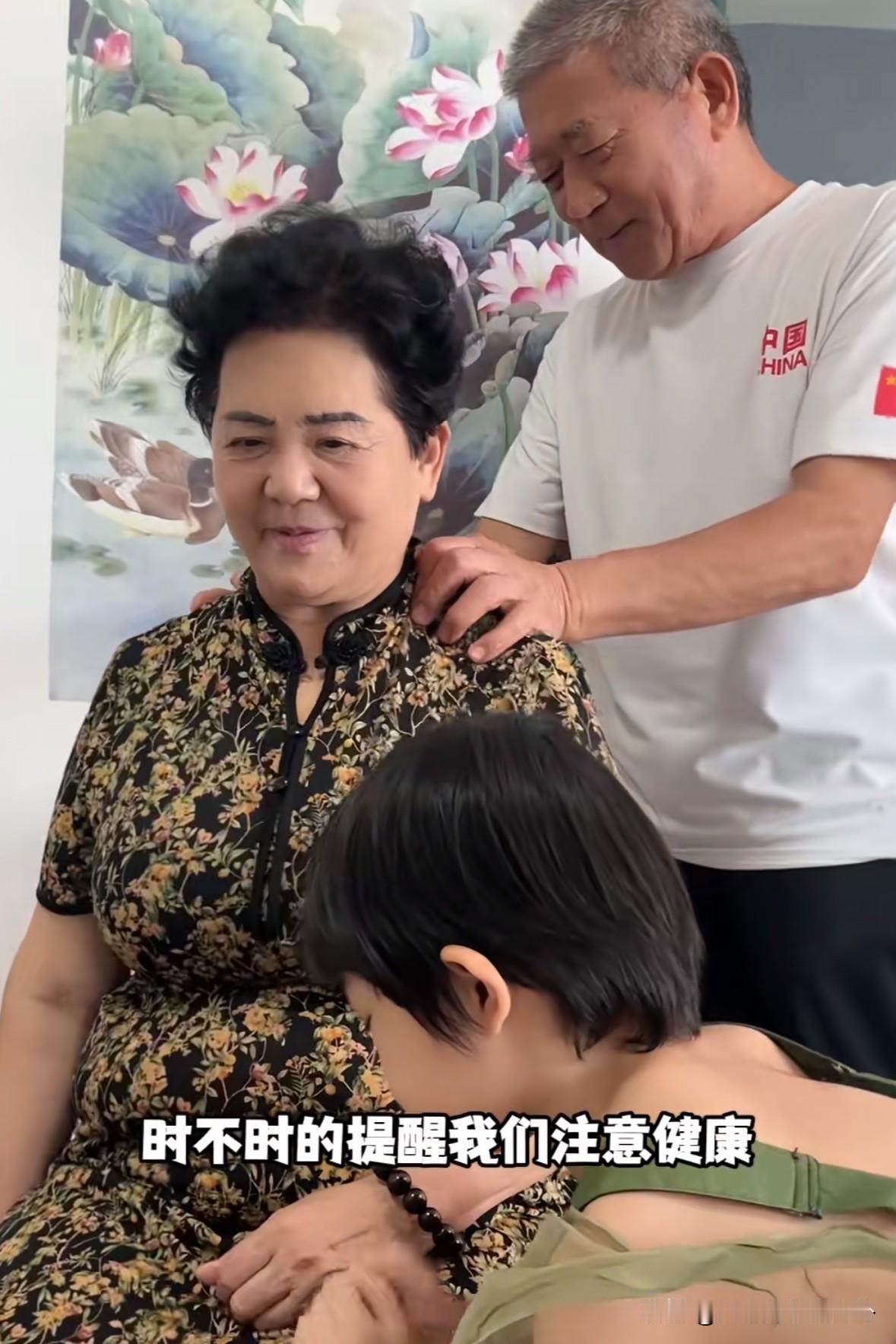 我看啊，黄维平就是为了拍视频，根本也没好好照顾妻子，你看老太太现在都瘦的皮包