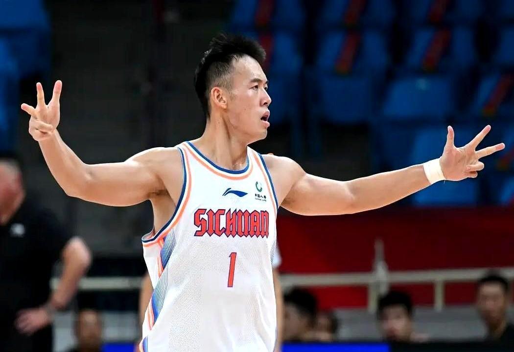 辽宁引援再传动态，四川队长景菡一现身辽宁洽谈加盟。26岁的景菡一是锋卫摇摆人