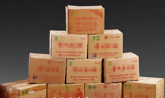 江苏男子看到商场在多家报纸上打广告，全场酒类假一赔百。便花14.16万，买了10