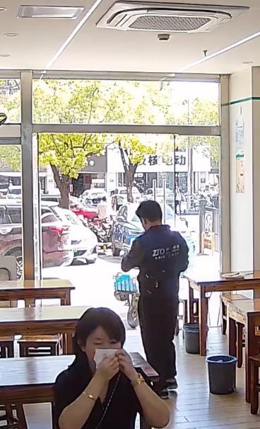 “属实有点缺德！”上海某馄饨店，一名女子点了份十元的小馄饨，在吃的过程中，女子添