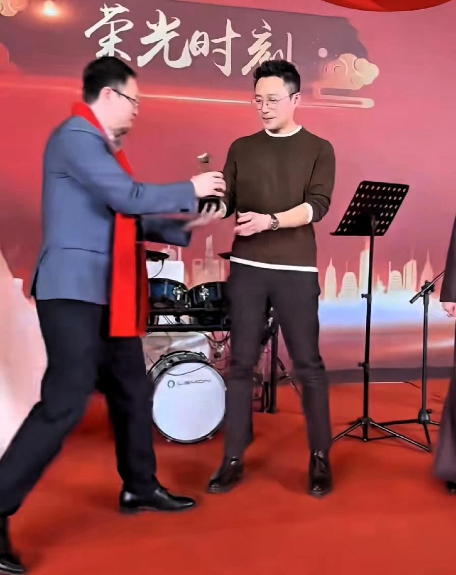 年底了，小菲得了个人大商学院的奖，是EE金融学会校友贡献奖，麻六记代表去领的，所