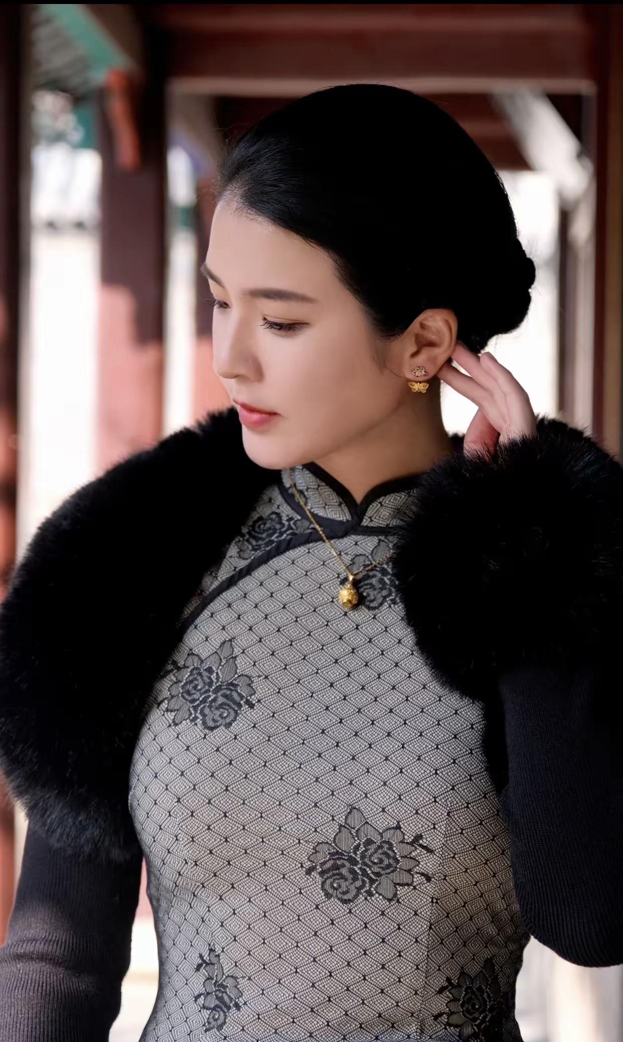 最醉人的女性，是时光的诗笺。她似晨雾中的百合，步履间抖落露珠的晶莹，发丝缠绕着月