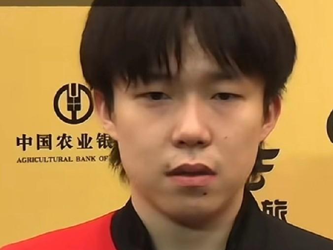 赛后采访:我觉得不论是雨果还是他的………他的……在嘴里结巴半天，又下意识的上左看