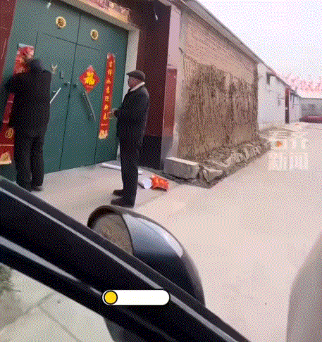 满满的人情味！山东，一男子从外地开车回老家过年，而要到家门口时，便远远的看到两位