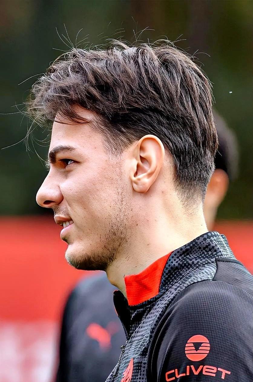 “踢了三个月空气，贾沙里终于拿到剧本。”周四上午，米兰内洛基地。队友刚结