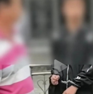 重庆街头惊现老人用手铐铐学生！因公交误会当街示众，街道：警方介入调查