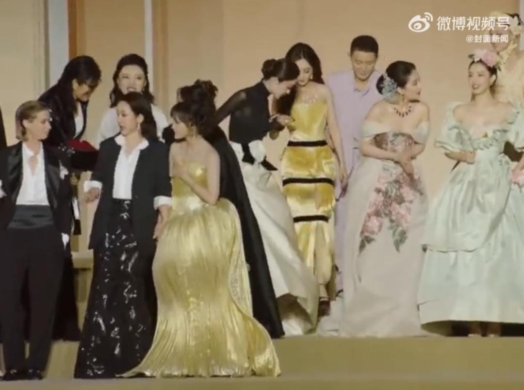 红毯C位吵翻了天,可真正的主角从不在乎站哪儿VOGUE盛典的大合照一出来,