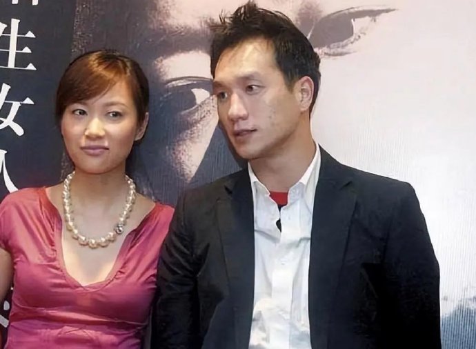 黄觉，与徐静蕾恋爱5年，宣称不婚主义，却闪婚小14岁娇妻，生了一儿一女，女儿随妈