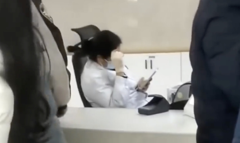 四川甘洛县人民医院通报“收费员玩手机多人排队待缴费”: 情况属实