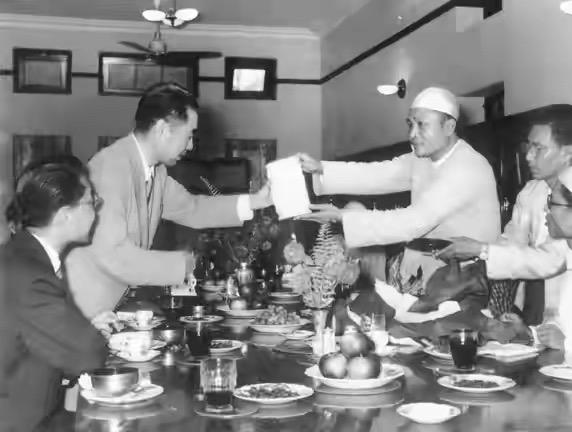 印度人为什么总给人一种很奇葩的感觉？先说有多奇葩：1、那是1956年，周
