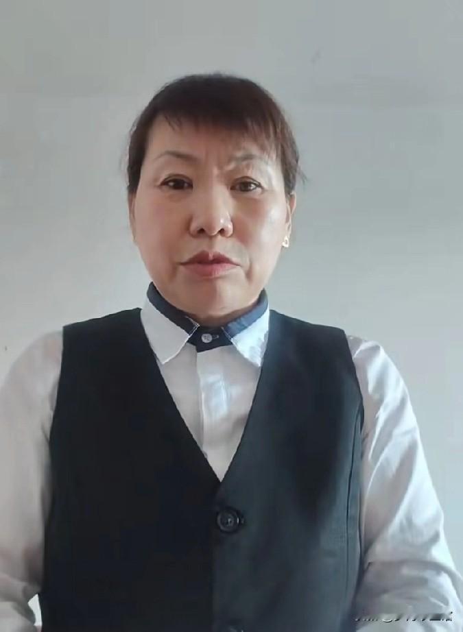 她叫周某华，五十多岁，是从佳木斯到烟台K1394列车上的一名列车售货员，近日因与