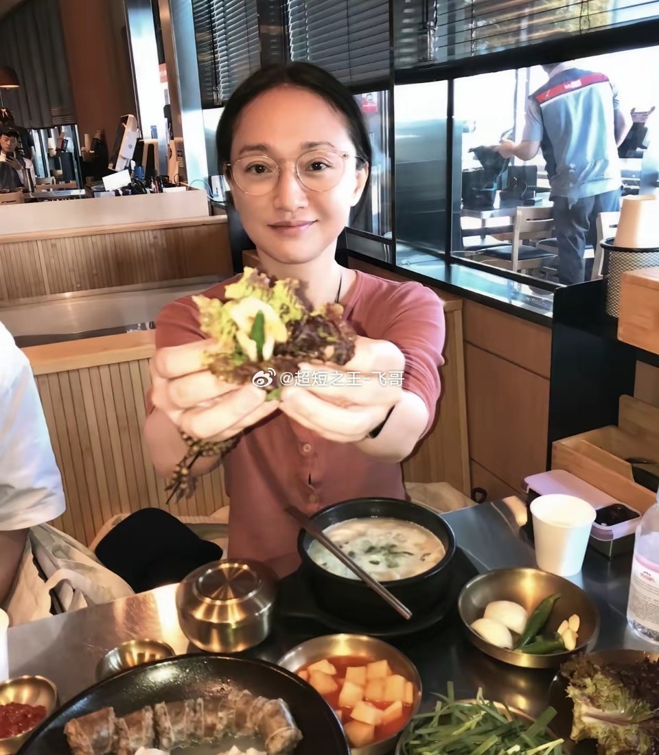 51岁周迅在韩国吃烤肉，用菜叶子卷辣椒，吃的全是素菜，发际线严重后移变得很普通，