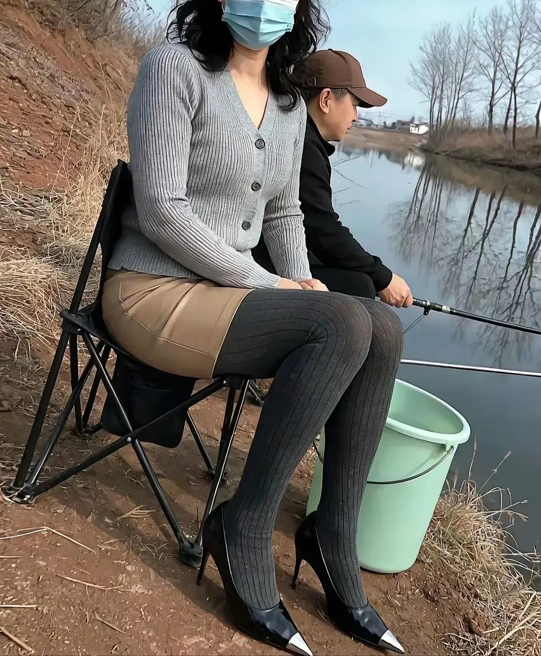 如今，钓鱼人群愈发有看点了。常有钓友带着漂亮媳妇一同前来，也有不少漂亮媳妇独自现