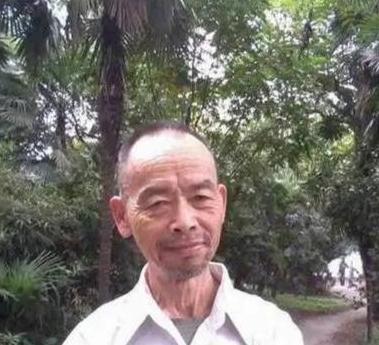 1999年，61岁的韦思浩从学校退休，每月能拿到5600元的退休金，但放着好好的