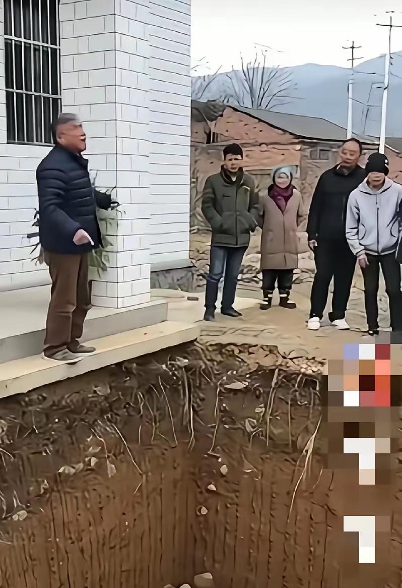 今天刷手机看到老家那边一个事儿，真挺离谱的。村里有户人家想在自家宅基地上翻新房，