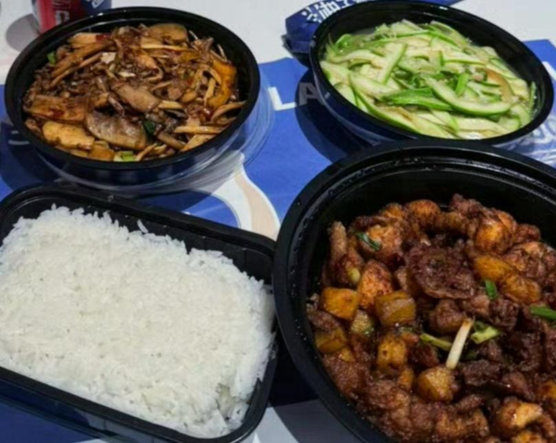 说实话，我以前是个挺讲究“吃饭仪式感”的人。哪怕是一个人在家里吃饭，我也会认真炒