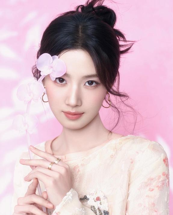 1.卢昱晓的公司为她谈下了光线的小成本电影《谋杀者的告白》，男主是光线新人李孝