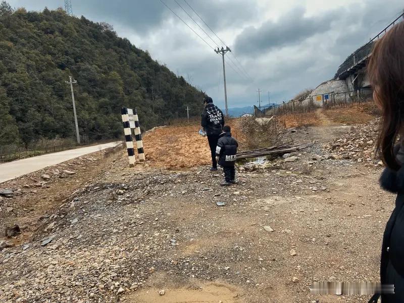 一声“我的仔”，两代人永诀湖北洪湖的悲剧令人心碎：3岁男童柚柚家门口坠河，