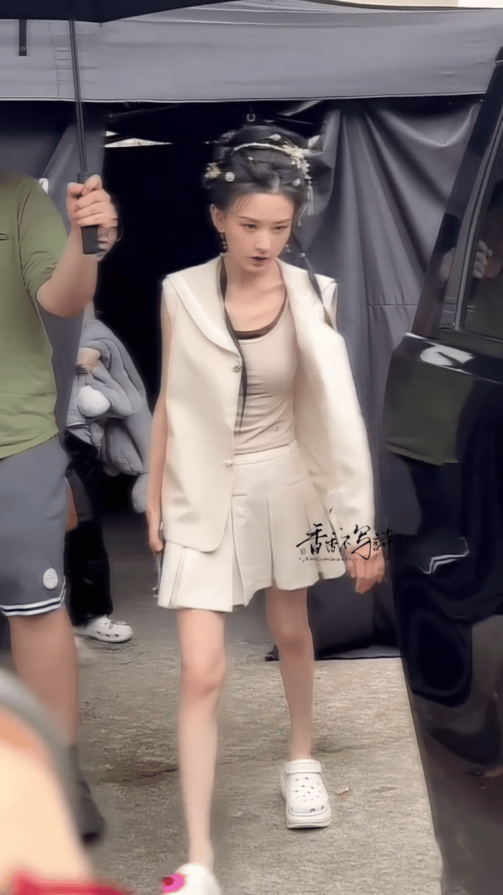 太瘦了，已经不是少女是幼女感了～镜头还会拉宽，现实该瘦成啥样了​​​