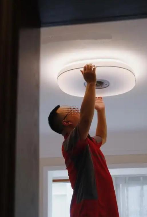 广东汕尾，62岁大爷被老友叫至家中帮忙更换吊灯灯管，谁知，他竟从梯子上重重摔下，