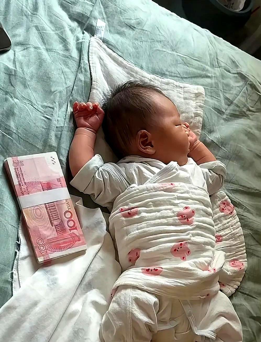 媳妇刚生完孩子23天，娘家妈大老远跑来伺候了整整10天。今早我妈要回家了，婆婆