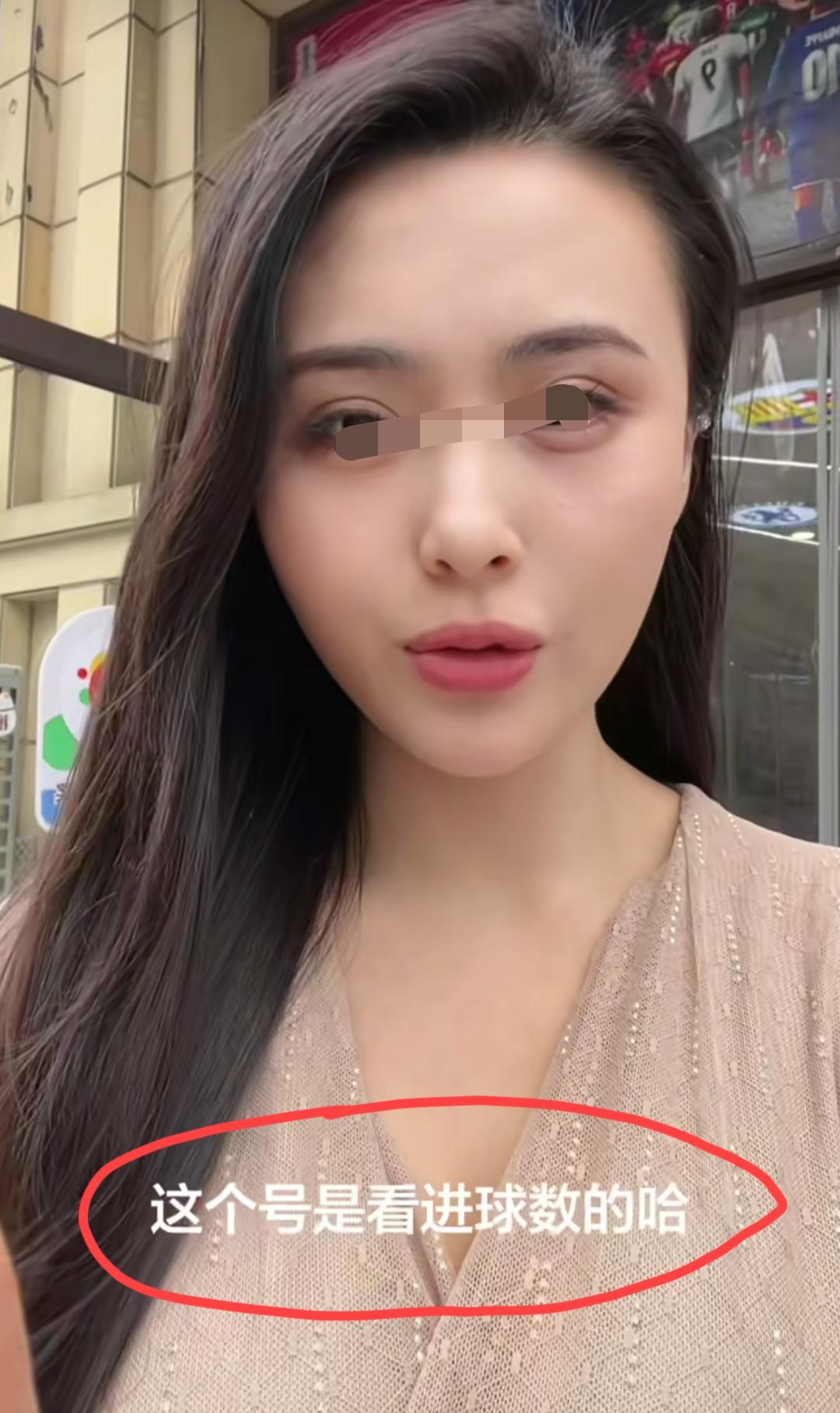 山东，美女老板娘给出今天三场足彩比赛的预测。她猜的是“总进球数”，大巴黎这场“