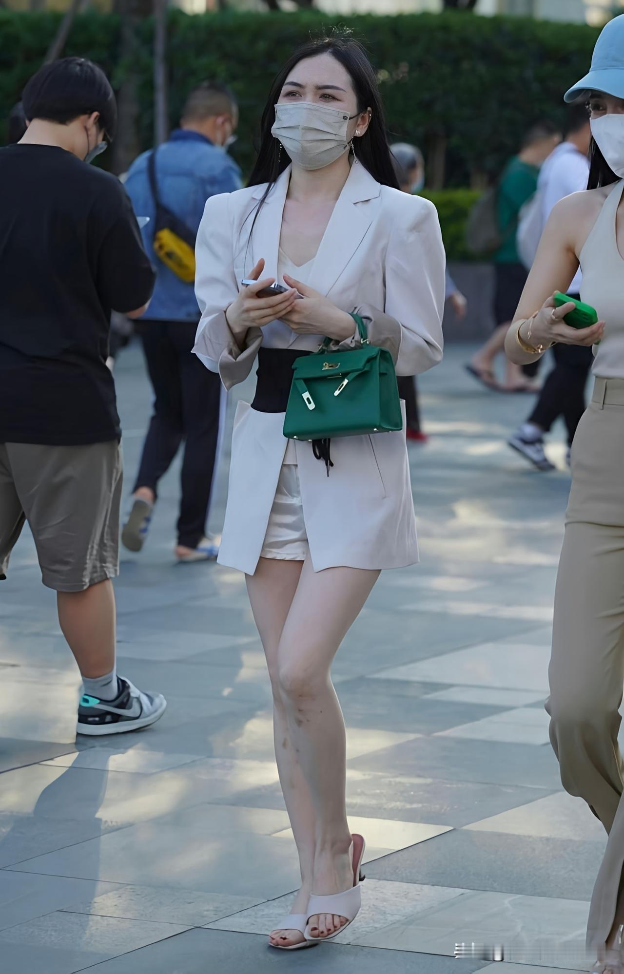 都市时尚女郎，白色西装搭配绿色手袋，口罩下的优雅