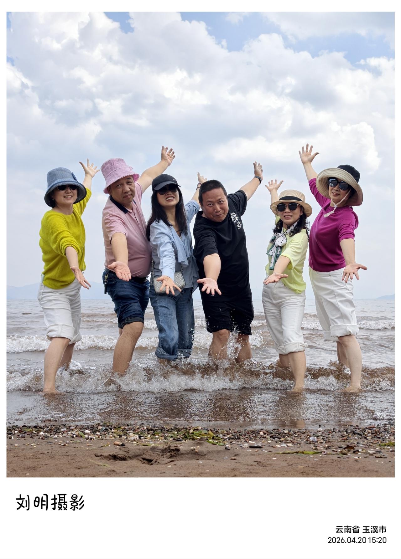 又到云南抚仙湖了。抚仙湖在云南玉溪，连着澄江、江川、华宁三处地方，离昆明不