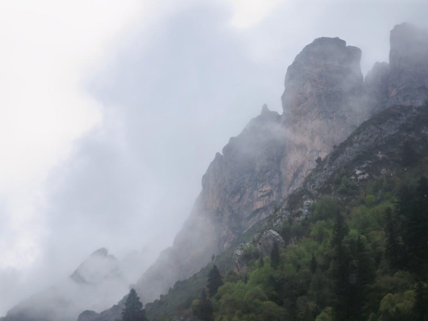 越野车师雨中的洛克之路，云雾缭绕如仙境。甘南·扎古录镇