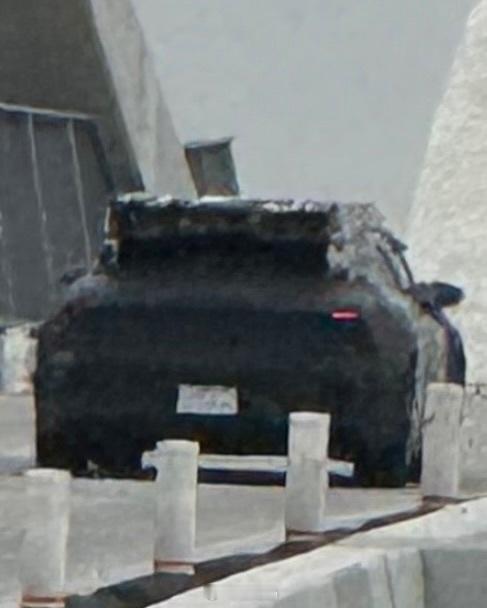 疑似特斯拉入门新车测试车曝光，Model2或Q，更轻、更小，53和75度电可选