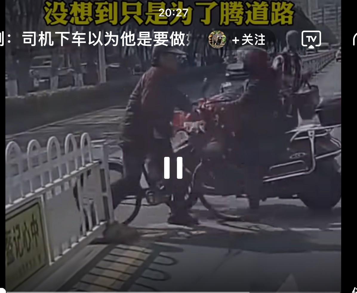 看呆了！大爷骑着自行车过马路被一辆摩托车撞倒在地，骑着三轮摩托车的男子迎面驶来，